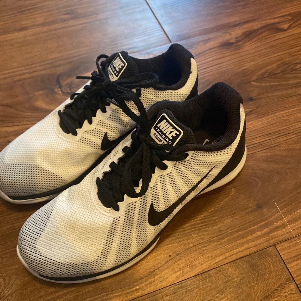 Nike black & white tennis shoes